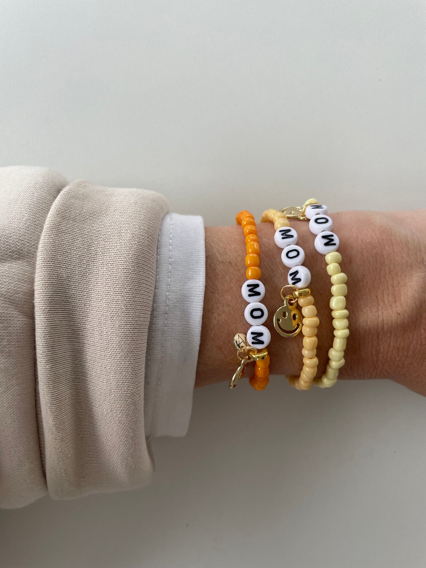 Glasperlen-Armband „Smiley MOM“ in verschiedenen Farben