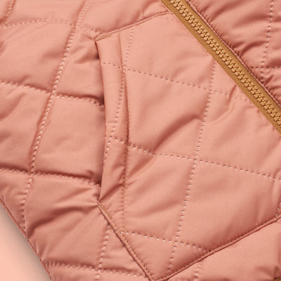 Detailansicht der Tasche der Jackson Jacke in rose farbener Steppung