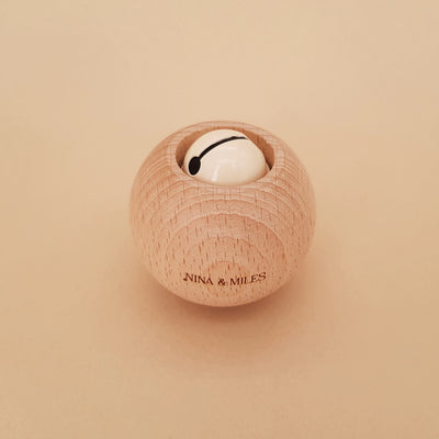 Kleiner Rasselball aus Holz mit Glöckchen